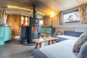 Off-Grid Living on Spacious Widebeam